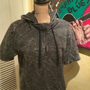 Drifter short sleeve sweatshirt with hood.